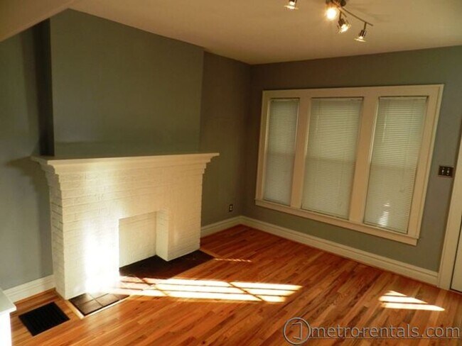 Foto del edificio - 170-172 E Tompkins St