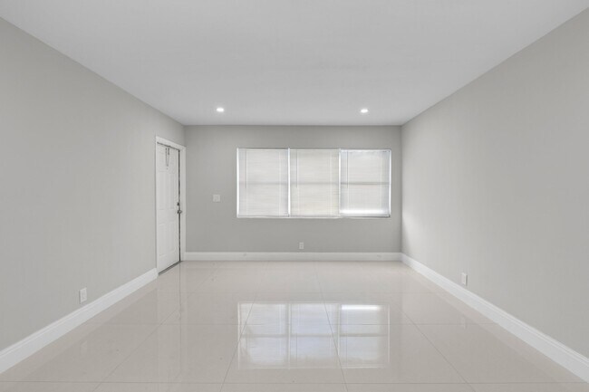 Building Photo - 825 3rd St
