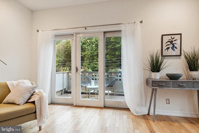 Foto del edificio - 215 Shurs Ln