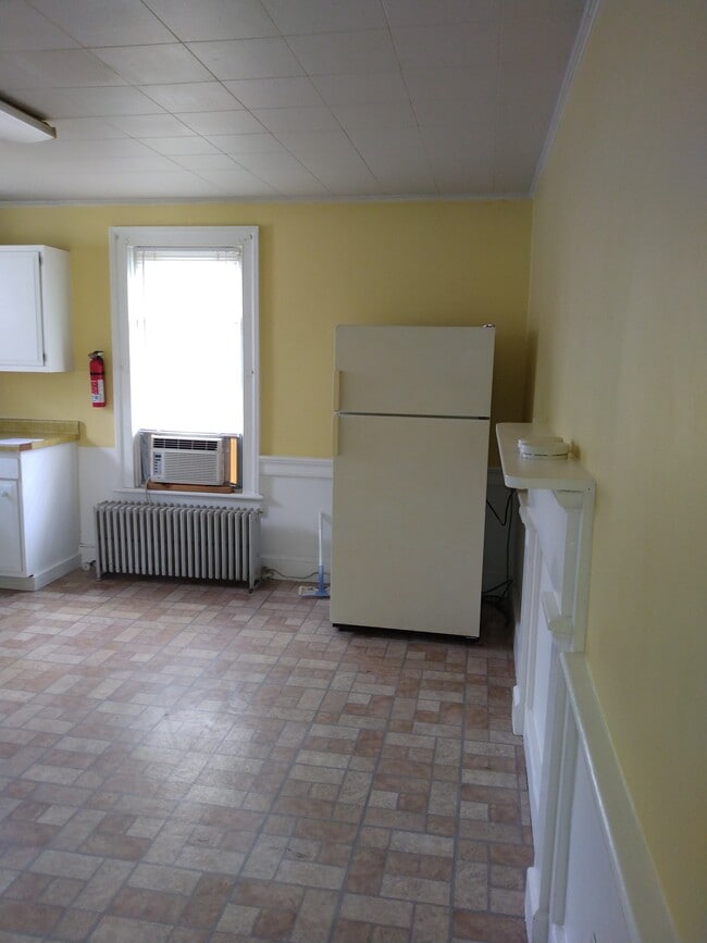 Kitchen - 7 Locust Ave