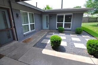 Building Photo - 11301 Oakwood Dr