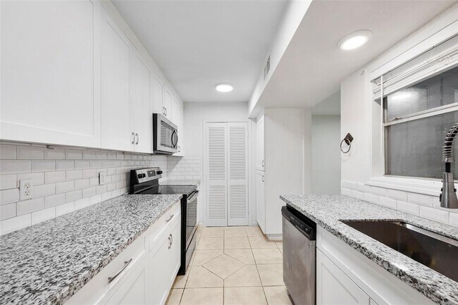 Building Photo - 6411 Creekbend Dr