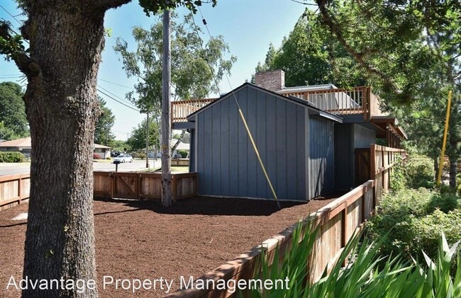 Building Photo - 3 br, 1.5 bath House - 2112 Applegate Street