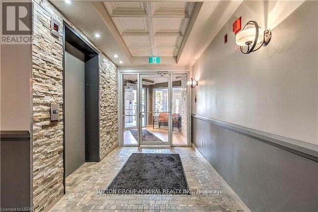 Building Photo - 5 Jacksway Crescent