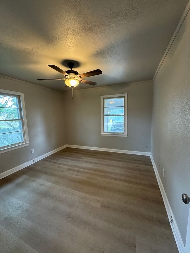 Building Photo - Newly Remodeled 2 Bed / 1 Bath Duplex Available Now!