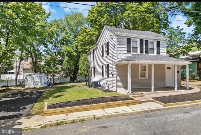 Camino de entrada y cobertizo - 27 E Phoenix Ave