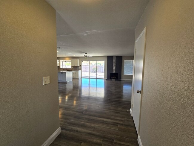 Building Photo - 4 Bedroom Single Story Home with Pool