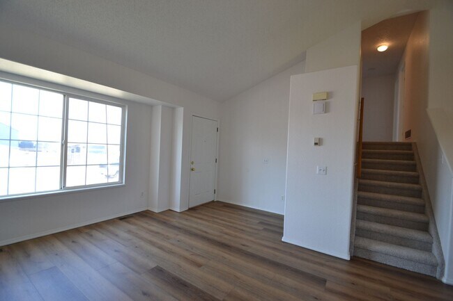 Building Photo - Newly Remodeled 3 Bedroom!