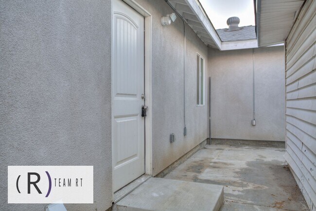Building Photo - A Sleek Urban Newly Renovated 2 Bedroom 2 ...