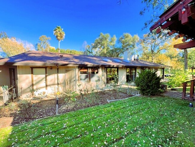 Building Photo - Charming Ranch Style Home on Expansive 2.6...