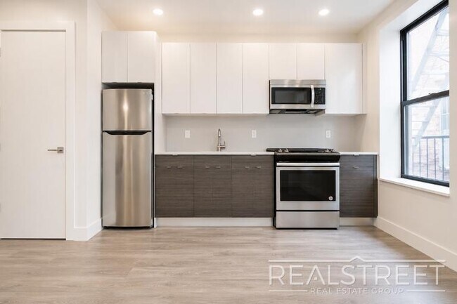 Foto del edificio - Gorgeous Spacious 3 Bedroom in Prime Crown Heights