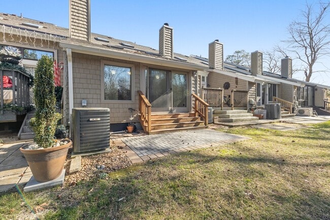 Building Photo - Townhome on Lake Bradford off Shore Drive ...