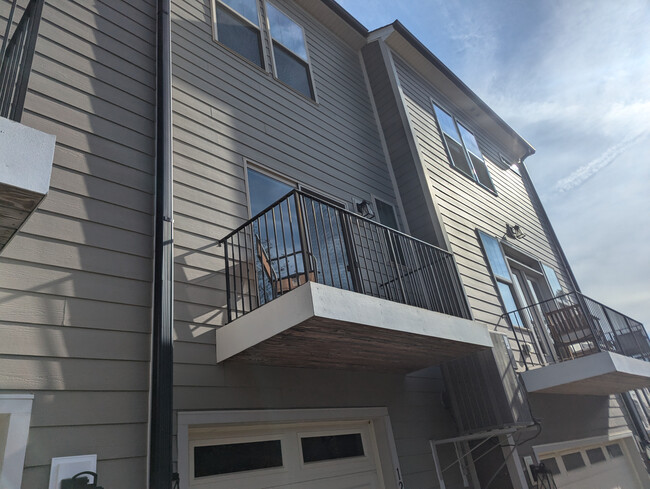 Foto del edificio - Room in Townhome on Judson Ave