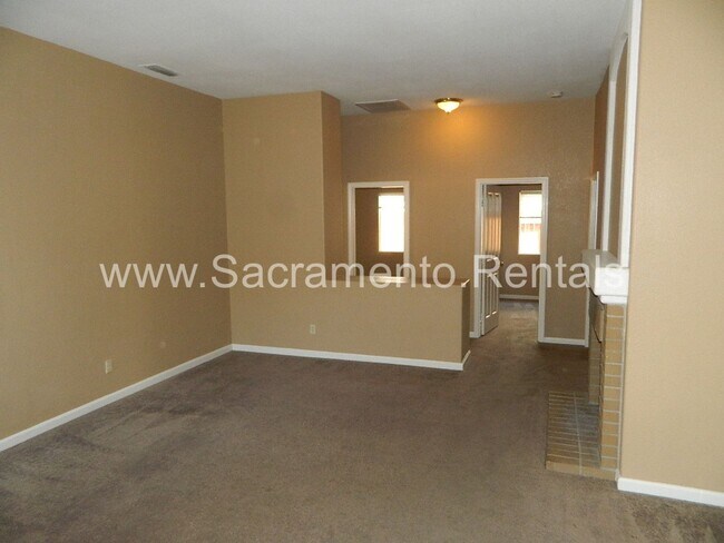 Foto del edificio - Nice 3bd/2ba Home with 2 Car Garage near Roseville Galleria