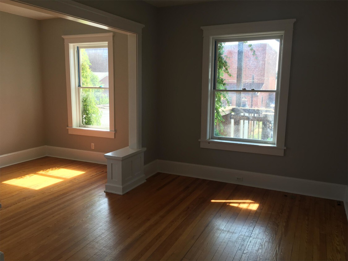 Primary Photo - 133 N Queen St
