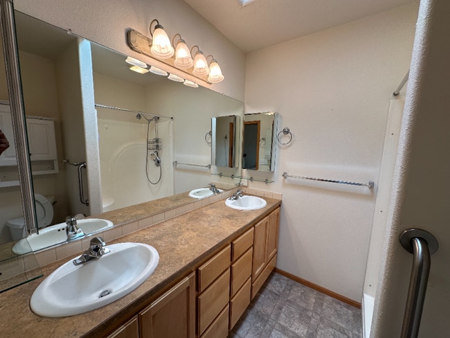 Building Photo - 1327 Manzana St