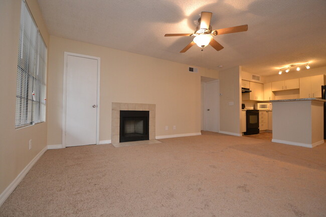 Foto del edificio - 1/1 Condo in GATED ~ LAKEFRONT community i...