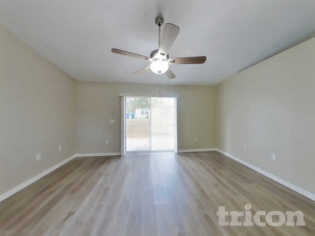 Foto del edificio - 339 Squires Grove Dr