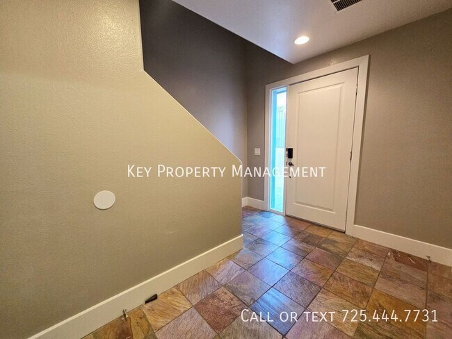 Building Photo - 2 Bedroom, 2 Bath Modern Townhome near 215...