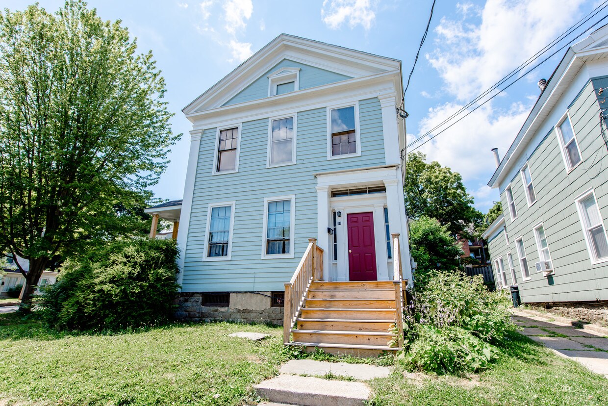 28 W 4th St, Oswego, NY 13126 Townhouse for Rent in Oswego, NY