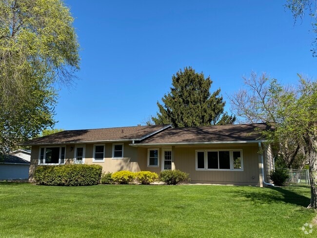 Building Photo - 3148 Edgewater Dr