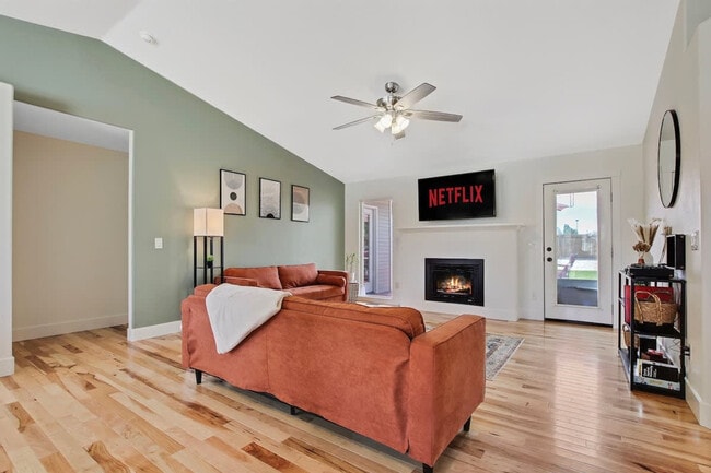 Building Photo - 4243 E Driftwood Dr