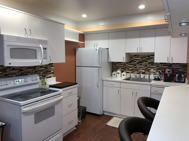 Foto del edificio - 2121 Cottingham Dr