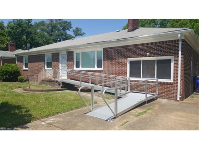 Building Photo - 848 Philpotts Rd