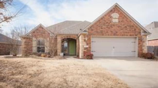 Building Photo - 2555 N Trafalger Dr