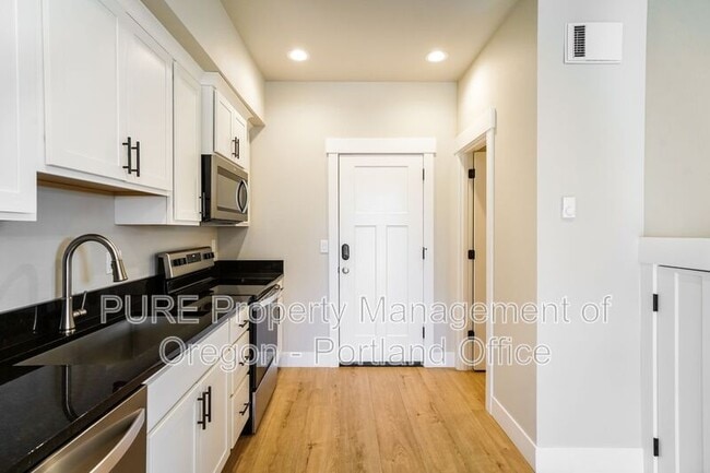 Building Photo - 1734 NE Gilbert Ln
