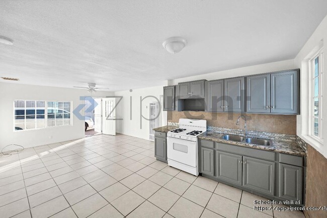 Building Photo - 301 Maxine Ave