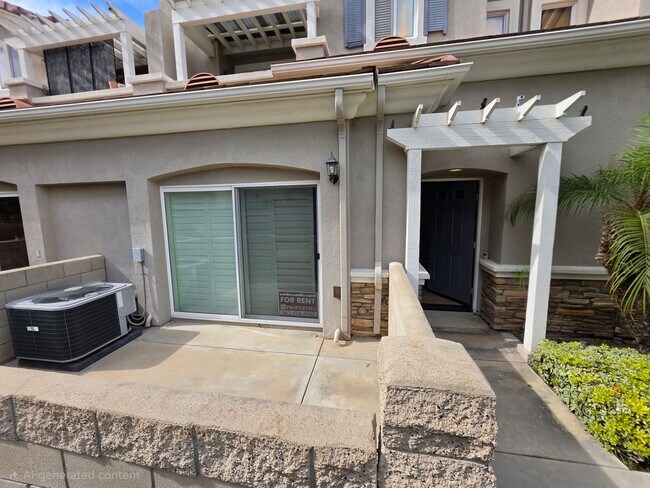Foto del edificio - Stylish 3 Bedroom Townhome in Prime Huntington Beach Location