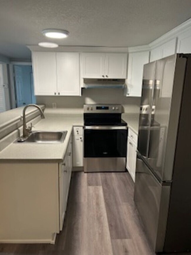 Building Photo - 3 bdrm/2 bath home available immediately!