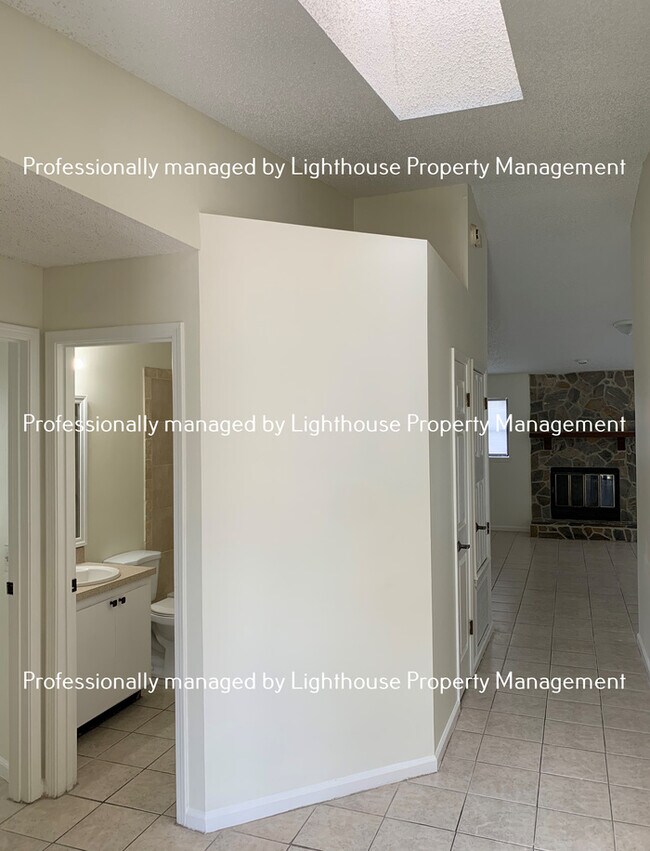 Building Photo - 1428 Kingfisher Ln N