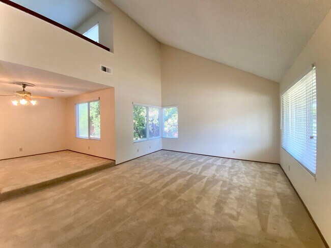 Foto del edificio - Spacious 4-bedroom home with Bonus Loft located in Union City! – Beautiful Backyard!