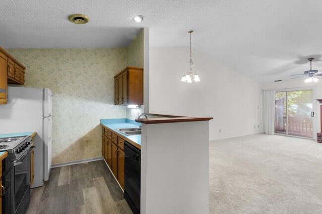 Building Photo - 1615 RaceTrack Rd