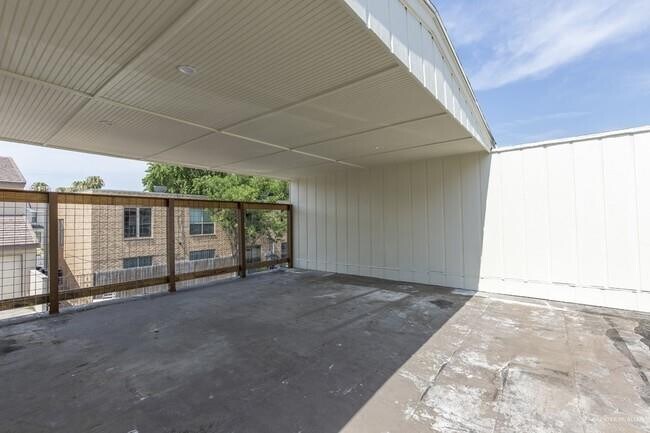 Building Photo - 1121 Redbud Ave
