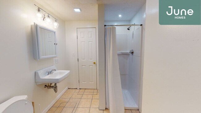 Building Photo - Queen room in 5-bed/2.0-bath Home