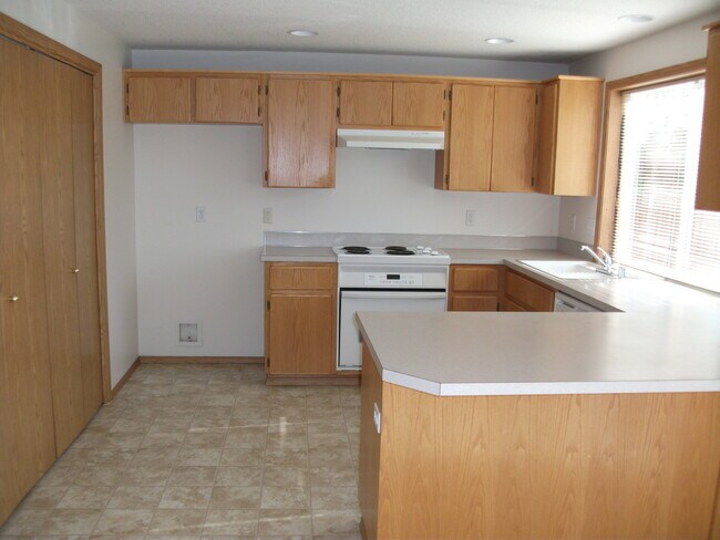Foto del edificio - Spacious 3 Bedroom Home w/ Bonus Room & Do...