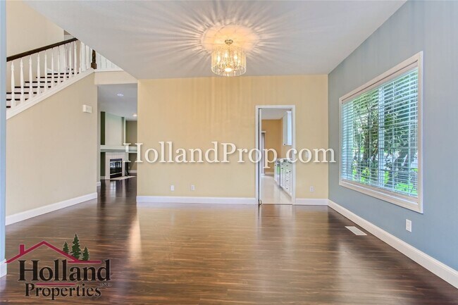 Foto del edificio - Beautiful 3-Bedroom Home with Dual Living Spaces & Private Backyard