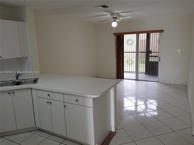 Foto del edificio - 8851 NW 119th St
