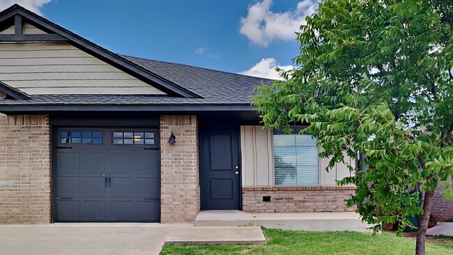 Foto del edificio - 2 Bedroom 1 Bathroom 1 Car Garage Duplex Close to Broadway Extension and 8 Minutes from Downtown OKC