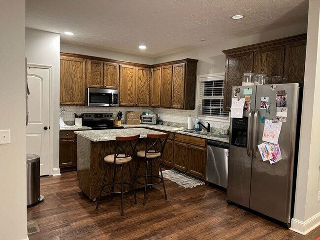 Building Photo - Gorgeous updated 4 bedroom duplexes in Downs Way Neighborhood