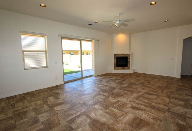 Foto del edificio - Granville Home with 3 Car Garage