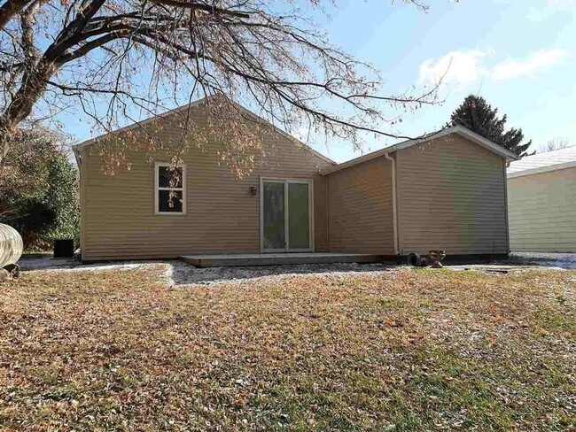 Foto del edificio - 3 bedroom 1 bath house with an extra bonus...