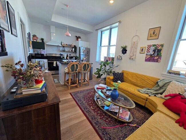 Building Photo - Bright 1 bedroom available December 10