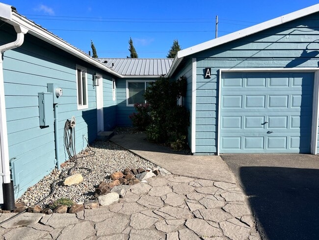 Foto del edificio - Duplex Must See Stunning Updated 2BR/1BA/1 car garage Avail. June 5th