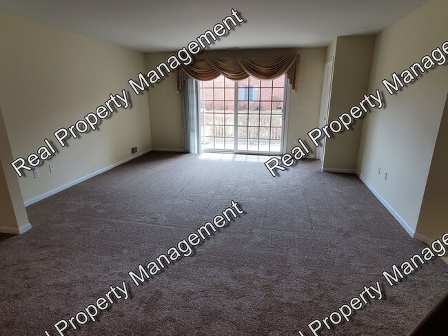 Building Photo - 2 Bedroom Condo