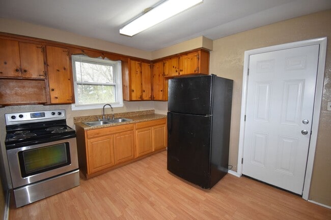 Building Photo - 470 Circle Dr