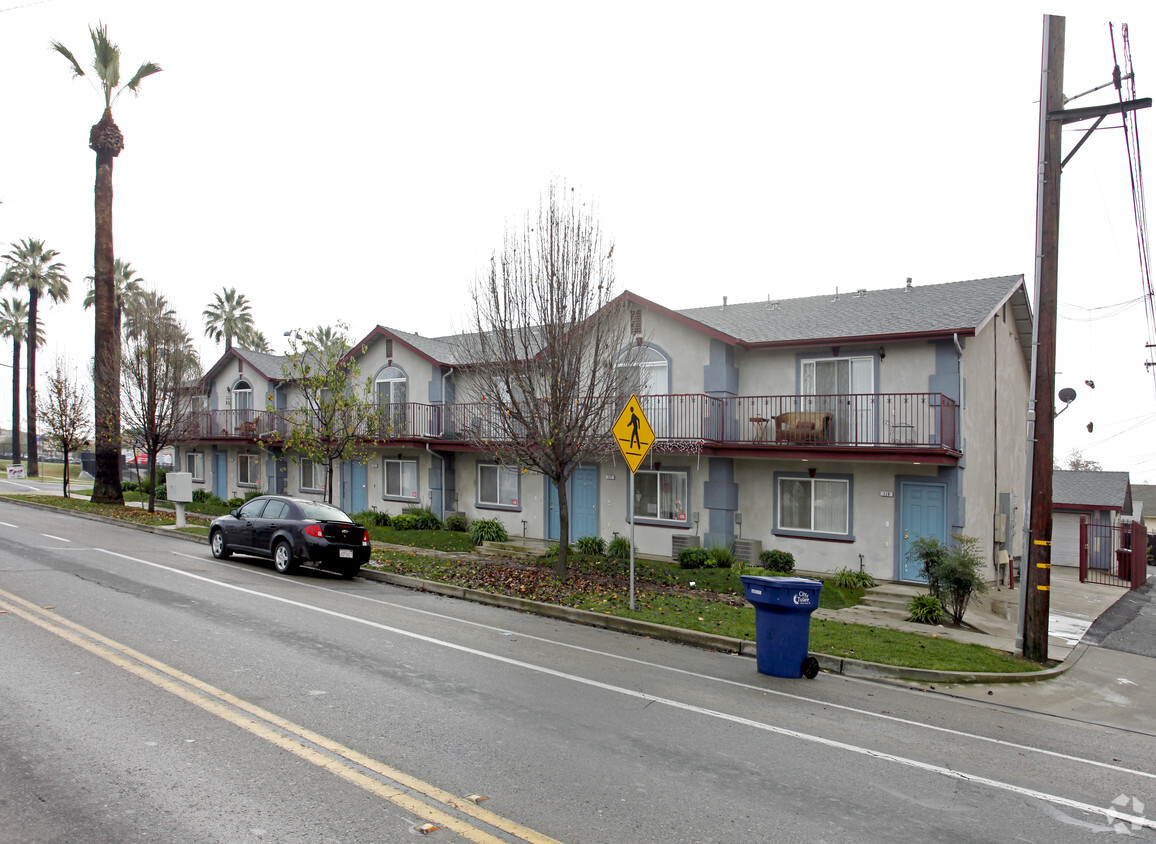 Building Photo - 103-119 W Tulare Ave